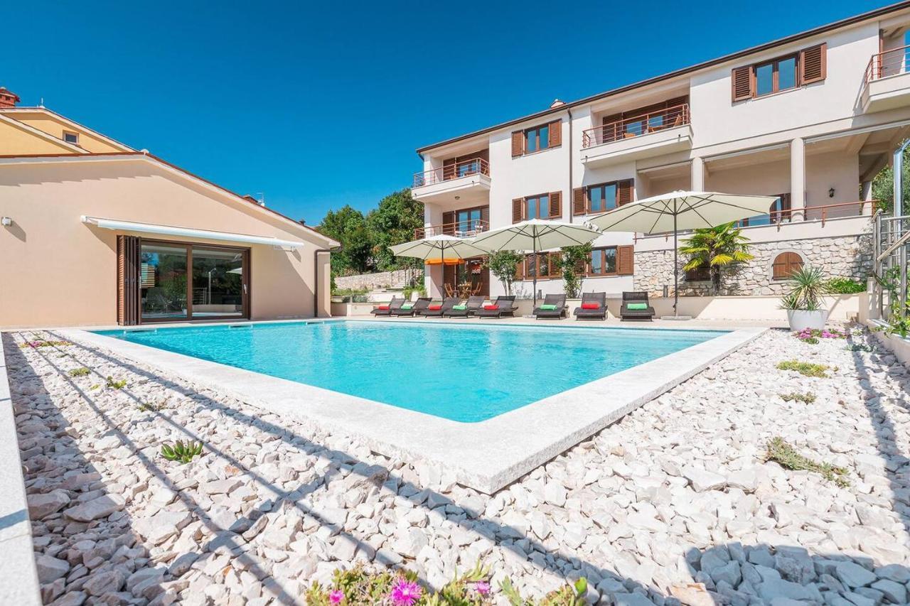 E&T Apartments With A Beautiful Pool Rabac Exterior photo