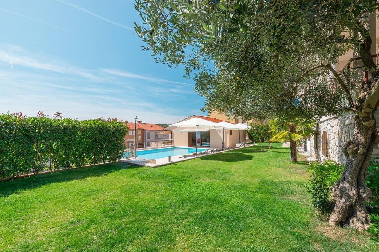 E&T Apartments With A Beautiful Pool Rabac Exterior photo