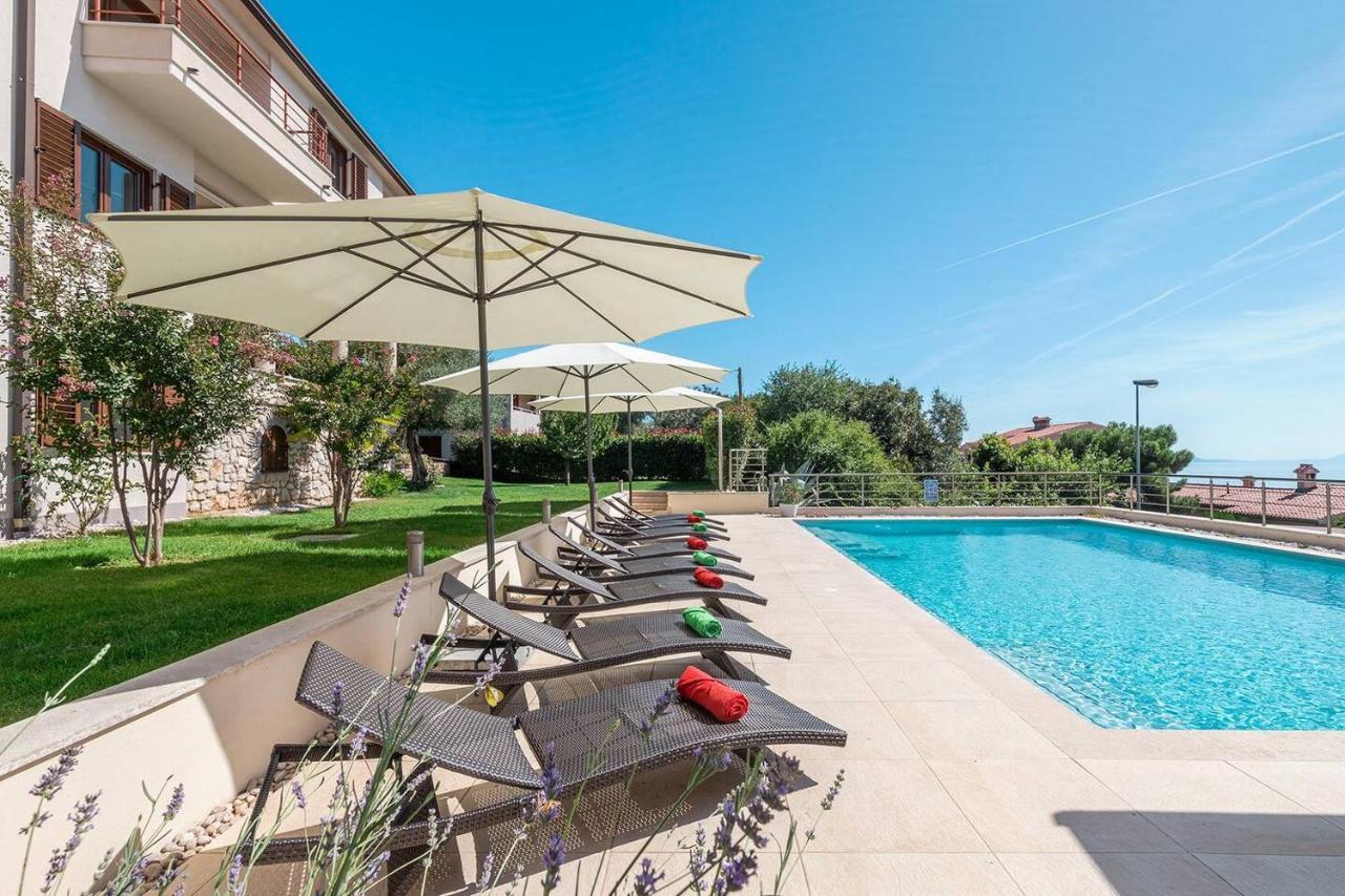 E&T Apartments With A Beautiful Pool Rabac Exterior photo