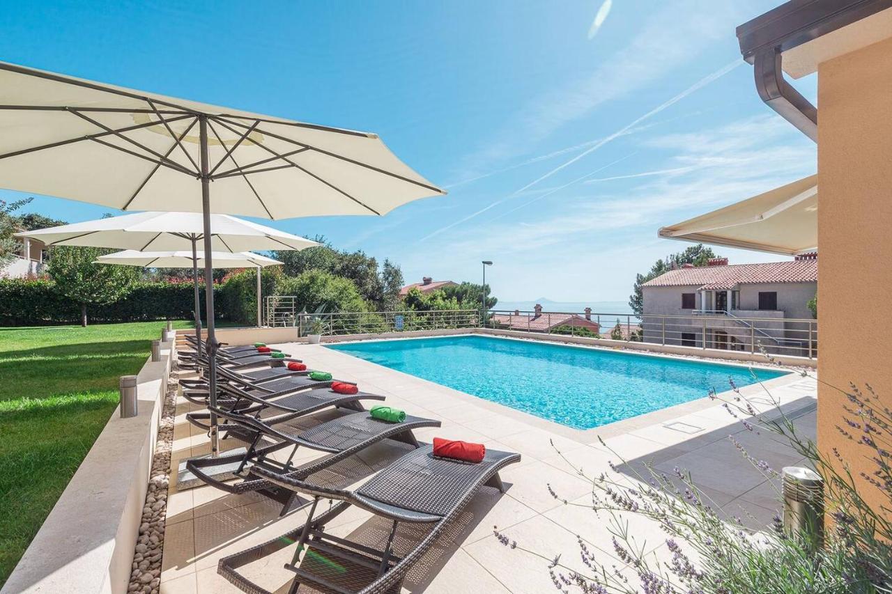 E&T Apartments With A Beautiful Pool Rabac Exterior photo