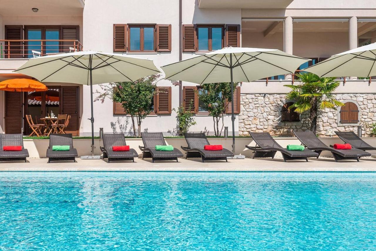E&T Apartments With A Beautiful Pool Rabac Exterior photo